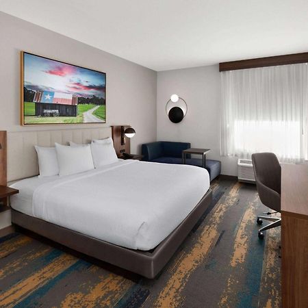 La Quinta Inn & Suites By Wyndham San Antonio At The Rim Exterior photo